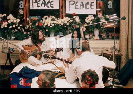 BEATLES John Lennon und Yoko Ono in ihr Bett im Queen Elizabeth Hotel in Montreal im Jahr 1969 Stockfoto