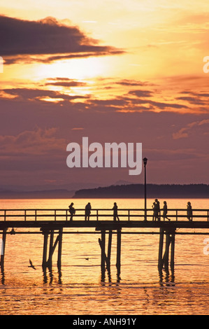 Der 500m langen weißen Rock Pier & Boundary Bay bei Sonnenuntergang, White Rock, British Columbia, Kanada. Stockfoto