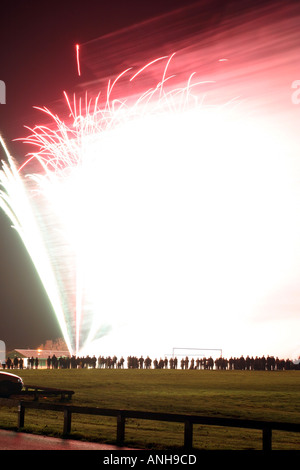 Feuerwerk am 5. November mit langen Reihe von Zuschauern in der silhouette Stockfoto