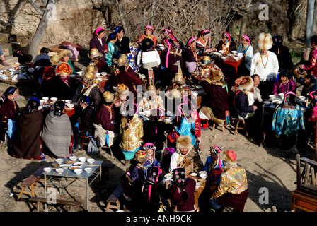 Tibetische Hochzeit Party-People genießen Sie essen und trinken. Stockfoto