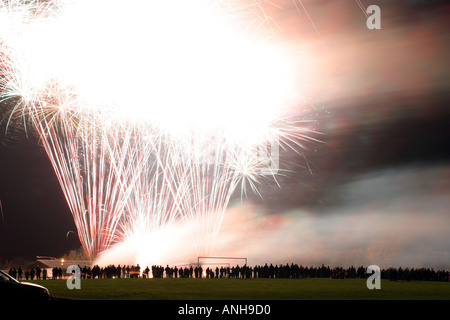 Feuerwerk am 5. November mit langen Reihe von Zuschauern in der silhouette Stockfoto