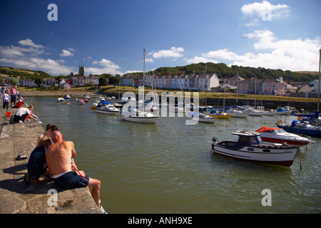 Familie Angeln auf dem Kai von Aberaeron Hafen Ceredigion West Wales UK Stockfoto