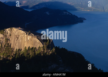 Wanderer auf dem ersten Gipfel des Stawamus Chief, Squamish, British Columbia, Kanada. Stockfoto