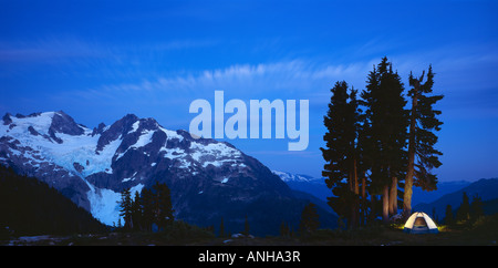 Campingplatz in der Nacht, Tantalus Range, Ossa und Pelion Gipfel im Hintergrund, Britisch-Kolumbien, Kanada. Stockfoto