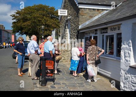 Warteschlangen für Eis in Aberaeron Westwales Stockfoto