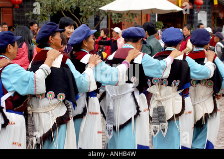 tanzende Frauen in Lijiang, Yunnan Provinz Stockfoto