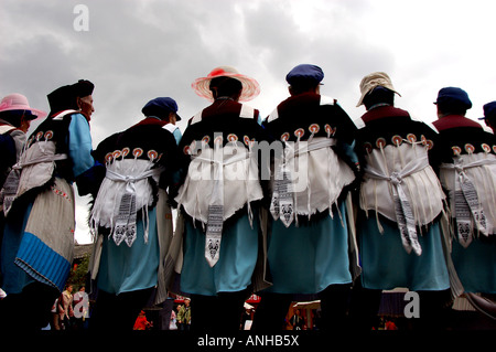 tanzende Frauen in Lijiang, Yunnan Provinz Stockfoto