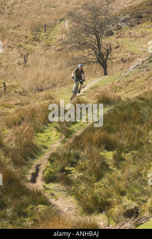 Ein Mountainbiker reitet auf die Spuren der langen Mynd oberhalb Kirche Stretton England UK Stockfoto