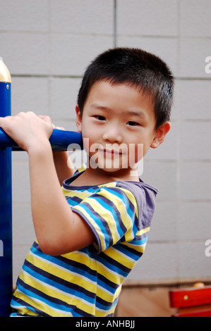 ein kleiner Junge Stockfoto