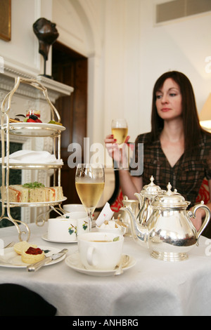 Nachmittagstee im braunen s Hotel in Mayfair London Stockfoto