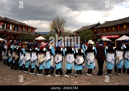 tanzende Frauen in Lijiang, Yunnan Provinz Stockfoto