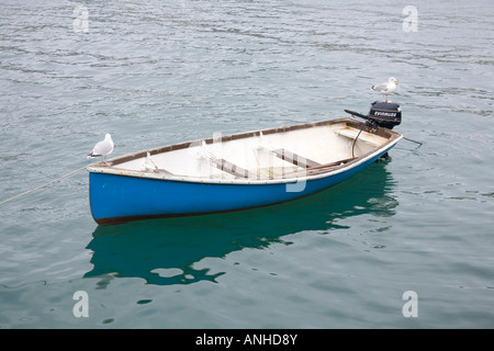 Boot vor Anker in St Mawes Harbour, Cornwall, England. Stockfoto