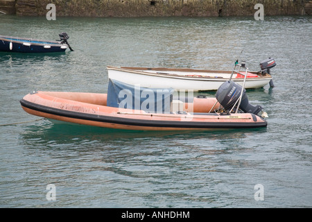 Boote vor Anker in St Mawes Harbour, Cornwall, England. Stockfoto