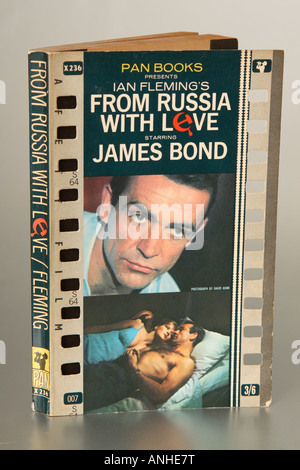 Alten 1960er Jahre original James Bond Taschenbuch deckt Autor Ian Fleming von Pan Books veröffentlicht Stockfoto