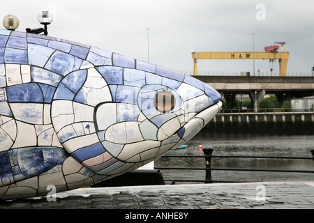 Harland und Wolff Krane von John Freundlichkeit von Laganside mit der Big Fish Skulptur im Vordergrund gesehen Stockfoto