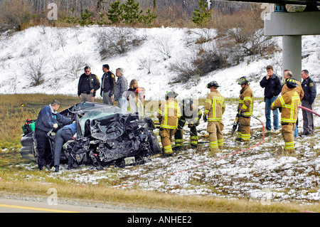 Feuerwehrleute kümmern sich um verletzte Crash-Opfer eines Kopfes auf Automobil Absturz Auto Autounfall Stockfoto