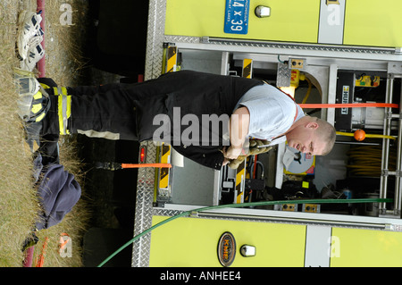 Feuerwehrleute kümmern sich um verletzte Crash-Opfer eines Kopfes auf Automobil Absturz Stockfoto