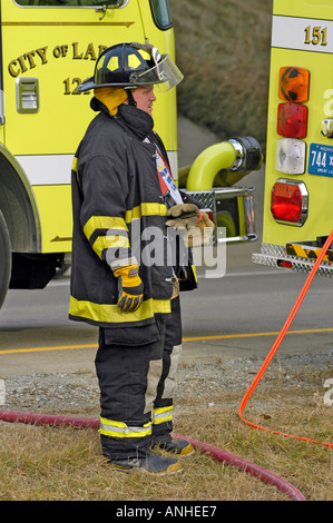 Feuerwehrleute kümmern sich um verletzte Crash-Opfer eines Kopfes auf Automobil Absturz Stockfoto