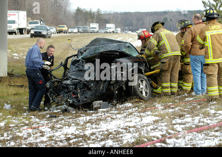 Feuerwehrleute kümmern sich um verletzte Crash-Opfer eines Kopfes auf Automobil Absturz Stockfoto