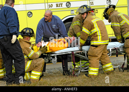 Feuerwehrleute kümmern sich um verletzte Crash-Opfer eines Kopfes auf Automobile Crash Unfall Auto Auto Stockfoto
