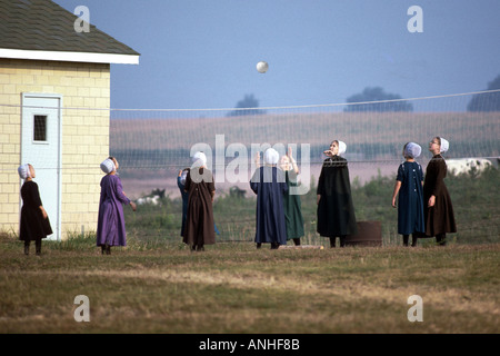 Amische Schulmädchen spielen Volleyball auf einem Schulhof Shipshewana, Indiana Stockfoto