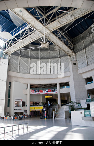 Der Innenraum des Terminal 1 am Flughafen Lissabon (Humberto Delgado Flughafen), Lissabon, Portugal Stockfoto