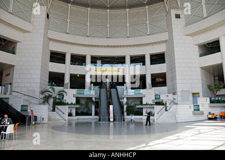 Der Innenraum des Terminal 1 am Flughafen Lissabon (Humberto Delgado Flughafen), Lissabon, Portugal Stockfoto