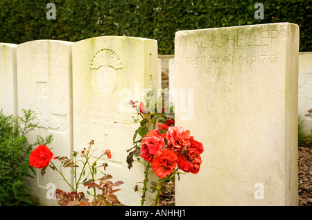 Deutschen Grab auf einem britischen Friedhof in Brandhoek New CWGC Militärfriedhof in Belgien Stockfoto