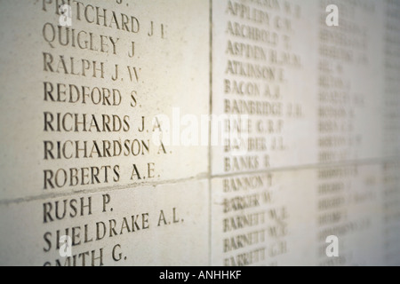 Namen auf das Ploegsteert Denkmal für die fehlenden im 1. Weltkrieg in Belgien Stockfoto