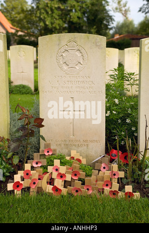 Eines der jüngsten WW1-Opfer. 15 Jahre alte Schütze Strudwick bei Essex Farm Friedhof in der Nähe von Ypern, Belgien Stockfoto