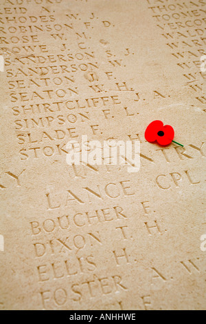 Namen auf das Denkmal für die fehlenden am Tyne Cot britischen Soldatenfriedhof in der Nähe von Ypern, Belgien. Stockfoto