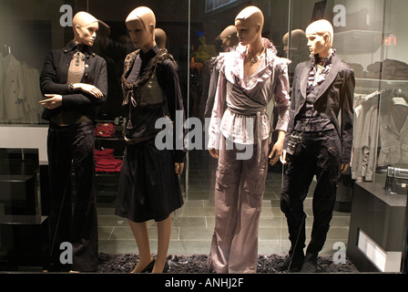 Puppen im Fenster eine exklusive High Street-Bekleidungsgeschäft Stockfoto