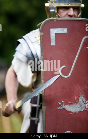 Mann verkleidet als ein römischer Soldat, Chedworth Villa, Gloucestershire, UK Stockfoto