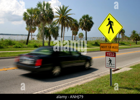 Eine schwarze Limousine, vorbei an einem Straßenschild in Clearwater Florida Vereinigte Staaten von Amerika Stockfoto