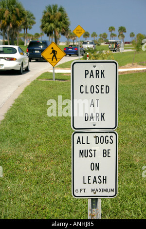 Park geschlossen an dunkle Zeichen auf Sand Key Beach Clearwater Florida Vereinigte Staaten von Amerika Stockfoto