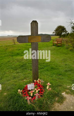 Gedenkstätte Kreuz und Kranz an Lochnager Crater bei la Boisselle an der Somme in Frankreich Stockfoto