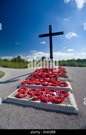 Gedenkstätte Kreuz und Kranz an Lochnager Crater bei la Boisselle an der Somme in Frankreich Stockfoto