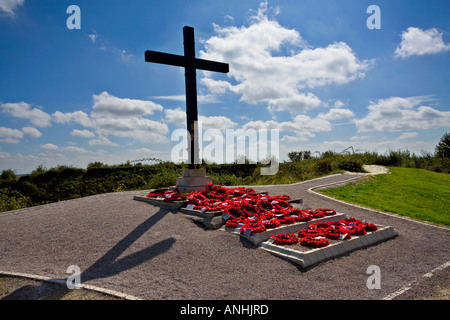 Gedenkstätte Kreuz und Kranz an Lochnager Crater bei la Boisselle an der Somme in Frankreich Stockfoto