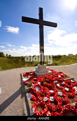 Gedenkstätte Kreuz und Kranz an Lochnager Crater bei la Boisselle an der Somme in Frankreich Stockfoto