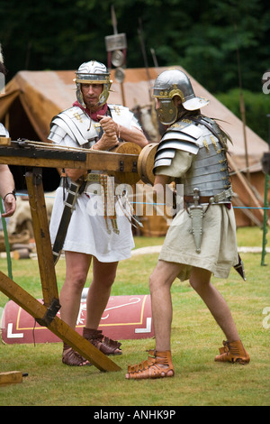Akteure zeigen die Verwendung von der Ballista im römischen Heer Reenactment, Chedworth Villa, Gloucestershire, UK Stockfoto