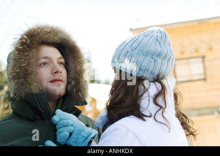 Teen Mädchen Reißverschluß des jungen Mannes Parka, Kopf und Schultern Stockfoto