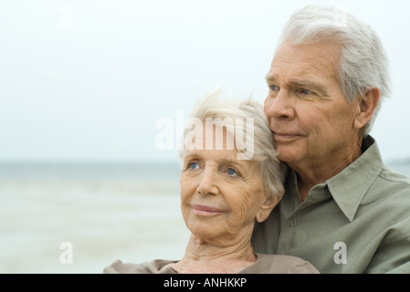 Älteres paar Natur, lächelnd und wegsehen, Nahaufnahme Stockfoto