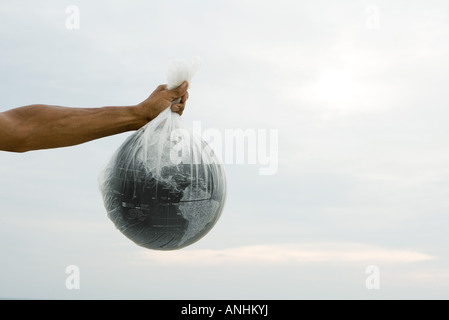 Blick auf Arm halten Globus in Plastiktüte beschnitten Stockfoto