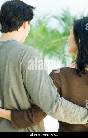 Paar mit Arme umeinander, Rückansicht Stockfoto