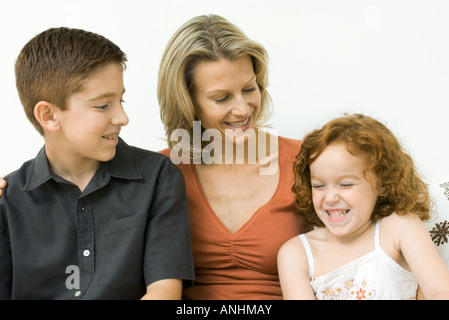 Mutter und zwei Kinder Lächeln zusammen, Nahaufnahme Stockfoto