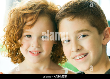 Bruder und Schwester zusammen in die Kamera Lächeln, Porträt Stockfoto