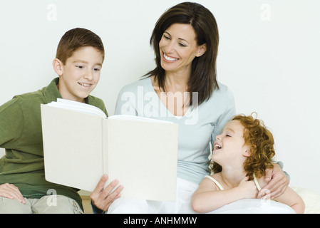 Mutter Lesebuch, Sohn und Tochter Stockfoto