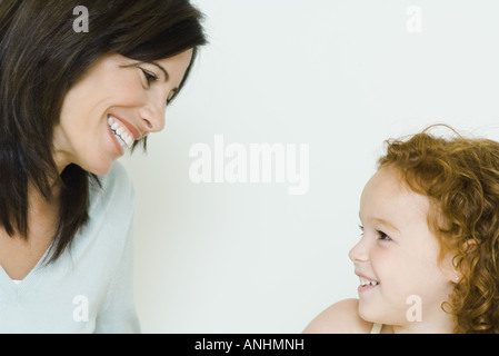 Mutter lächelte kleine Mädchen beschnitten Stockfoto