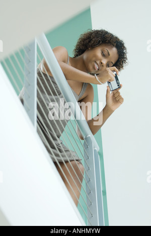Junge Frau mit Digitalkamera, niedrigen Winkel Ansicht Stockfoto