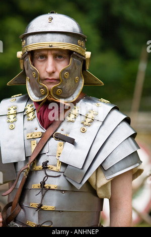 Eine Reenactor gekleidet wie ein Roman Soldier, Chedworth, Gloucestershire, UK Stockfoto